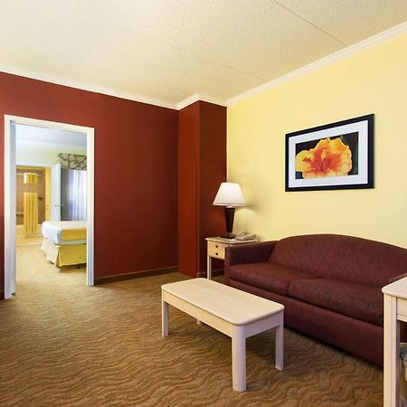 Baymont By Wyndham Tampa Near Busch Gardens Hotell Exteriör bild