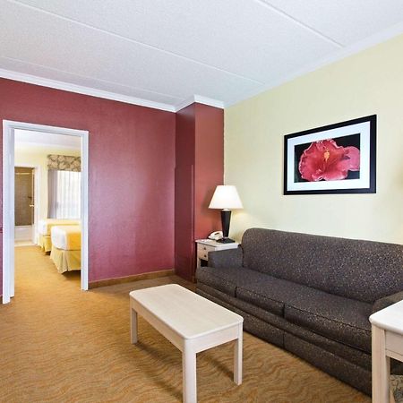 Baymont By Wyndham Tampa Near Busch Gardens Hotell Exteriör bild