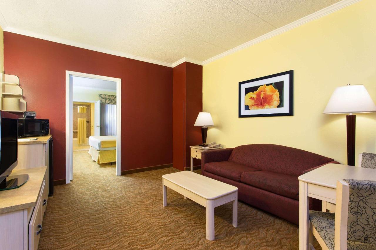 Baymont By Wyndham Tampa Near Busch Gardens Hotell Exteriör bild