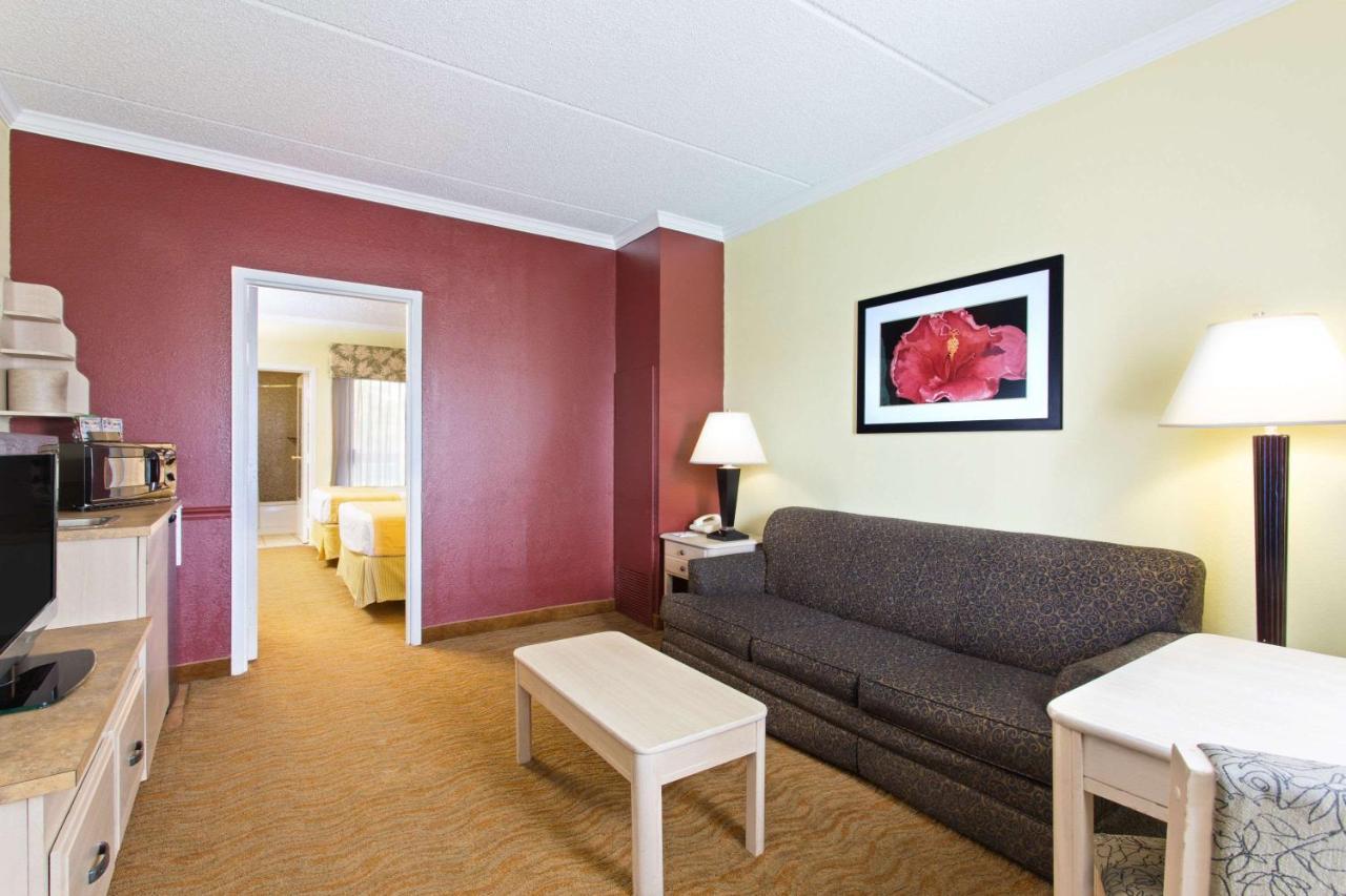 Baymont By Wyndham Tampa Near Busch Gardens Hotell Exteriör bild