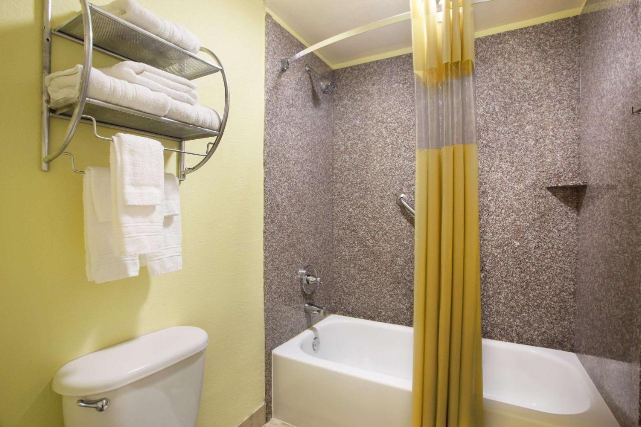 Baymont By Wyndham Tampa Near Busch Gardens Hotell Exteriör bild