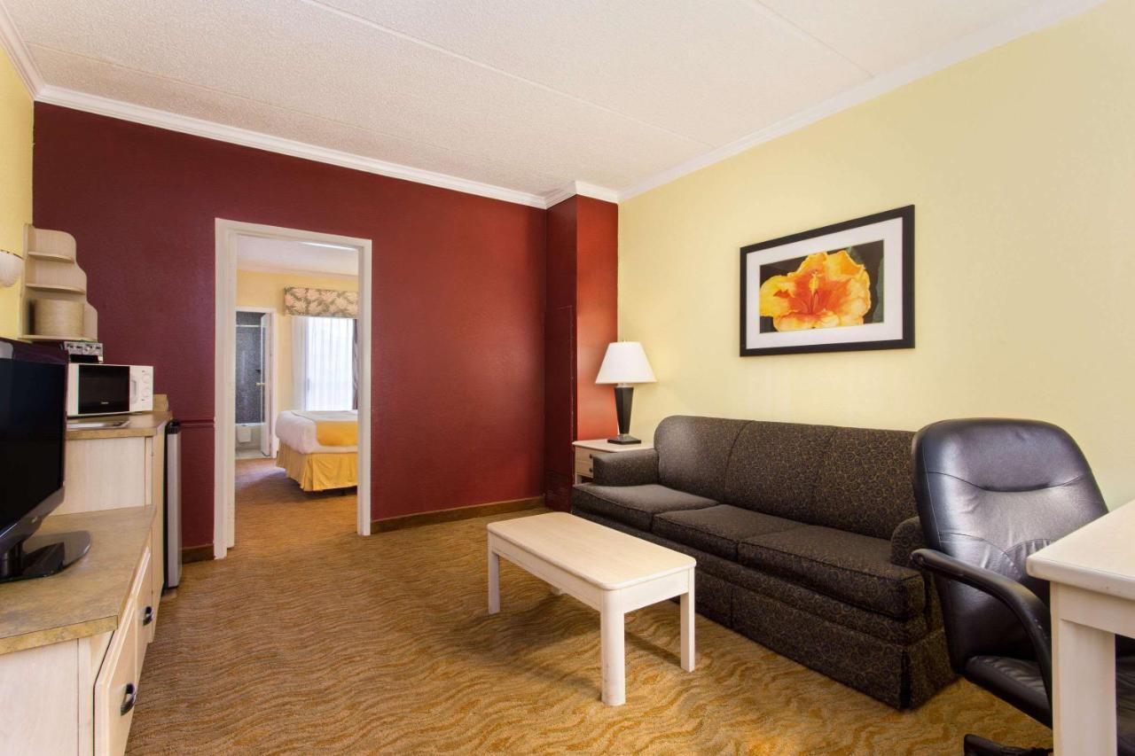 Baymont By Wyndham Tampa Near Busch Gardens Hotell Exteriör bild