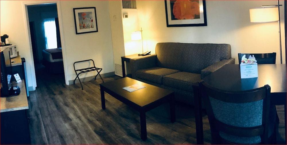 Baymont By Wyndham Tampa Near Busch Gardens Hotell Exteriör bild