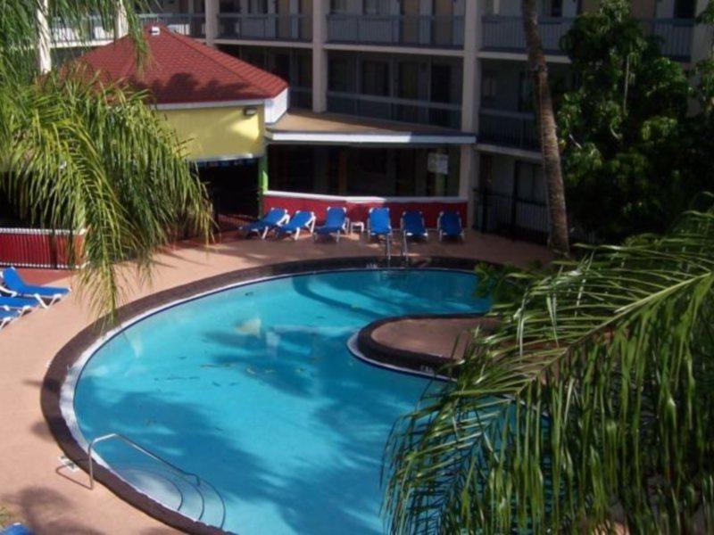 Baymont By Wyndham Tampa Near Busch Gardens Hotell Exteriör bild