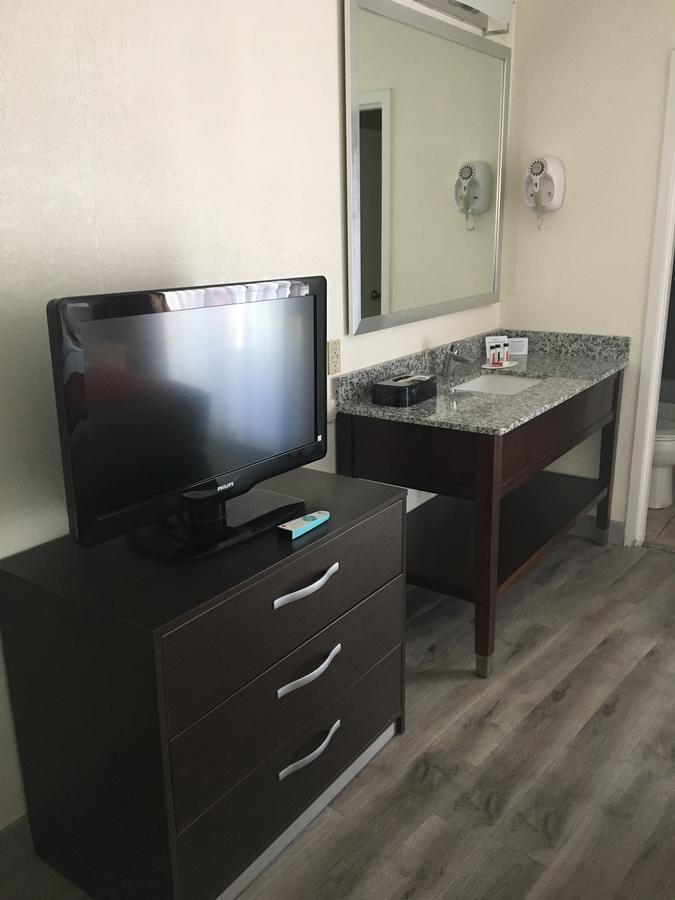 Baymont By Wyndham Tampa Near Busch Gardens Hotell Exteriör bild