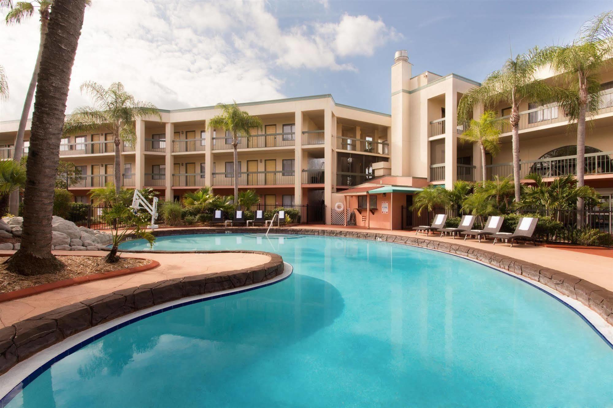 Baymont By Wyndham Tampa Near Busch Gardens Hotell Exteriör bild