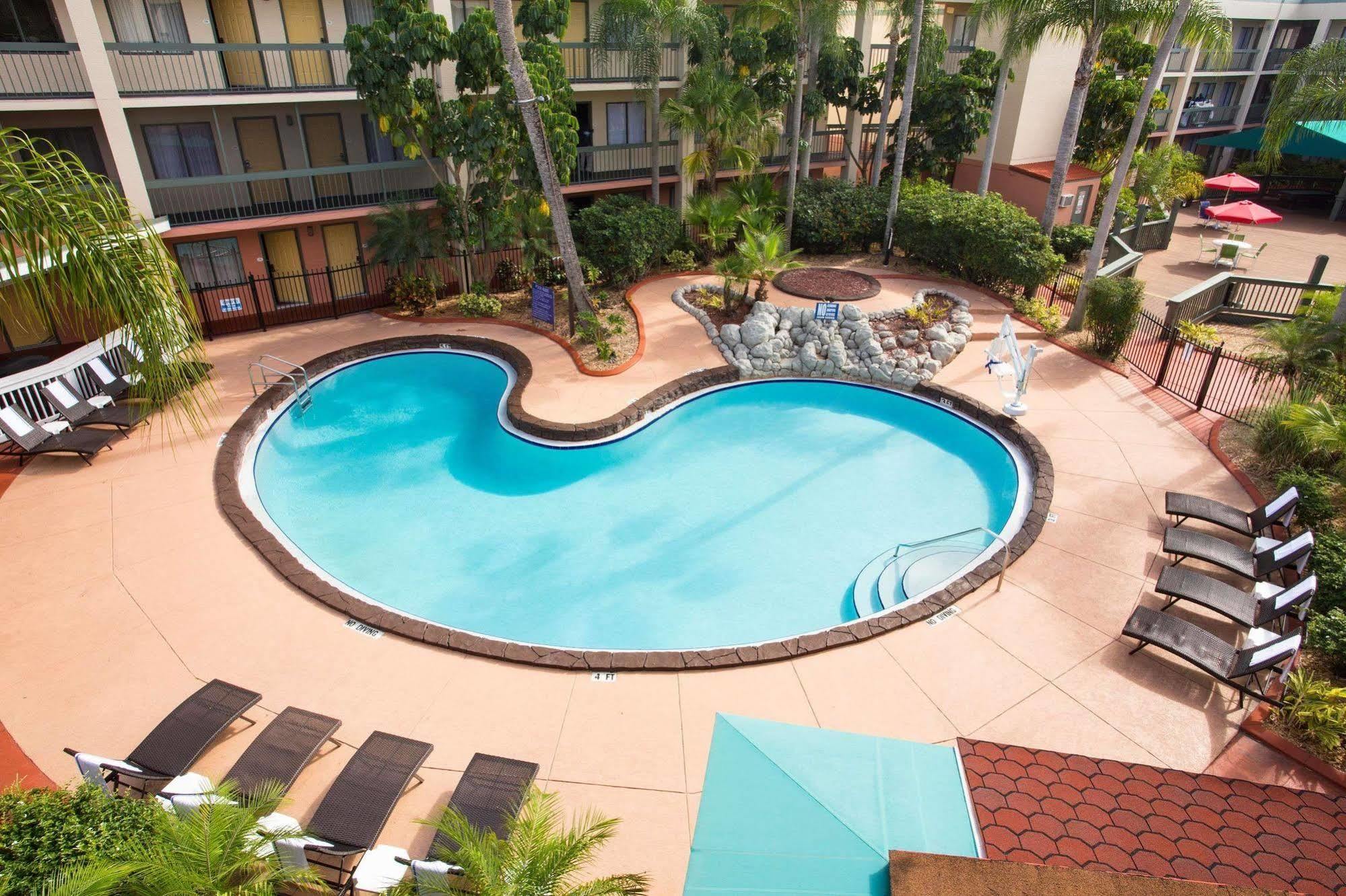 Baymont By Wyndham Tampa Near Busch Gardens Hotell Exteriör bild