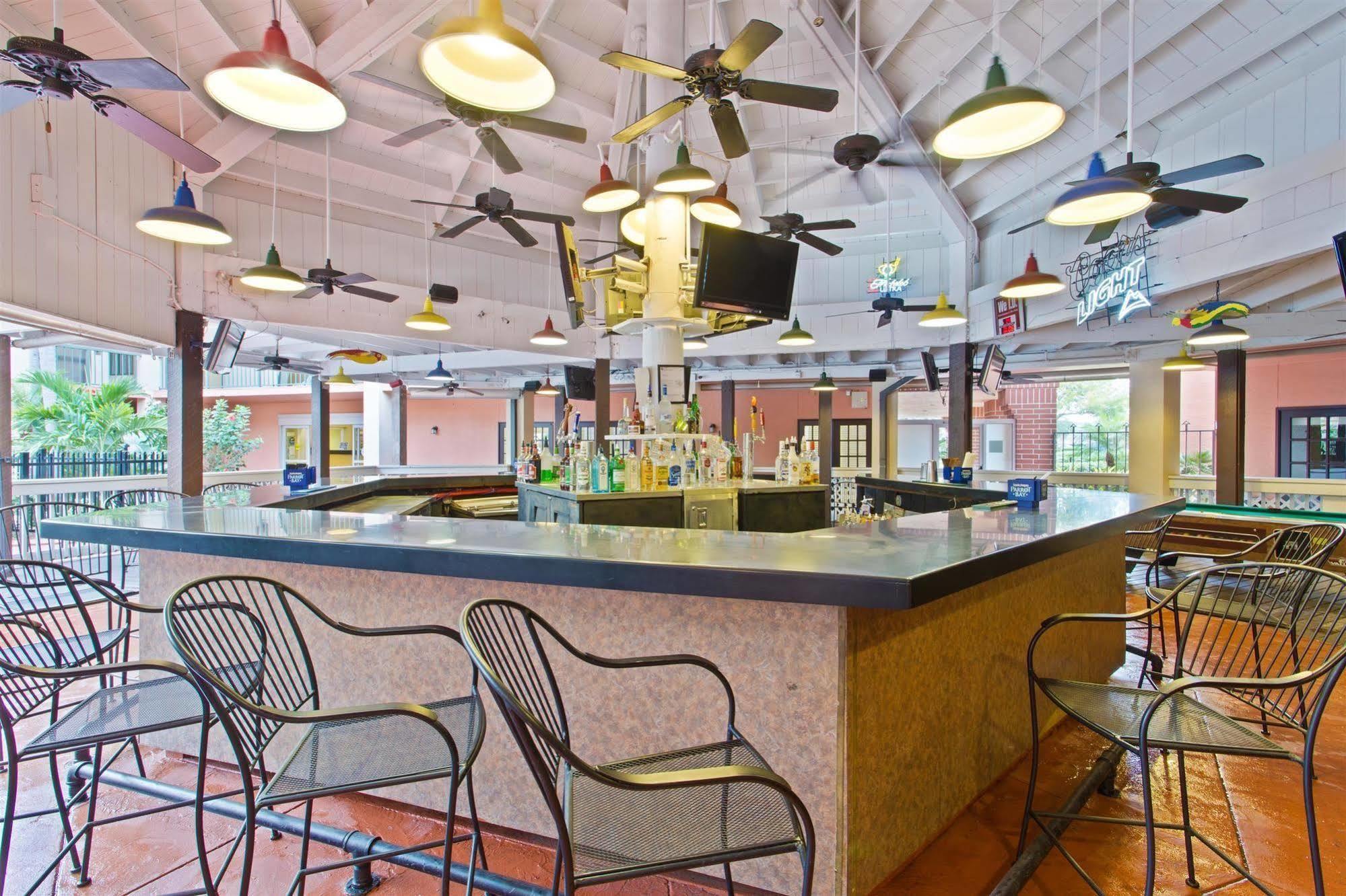 Baymont By Wyndham Tampa Near Busch Gardens Hotell Exteriör bild