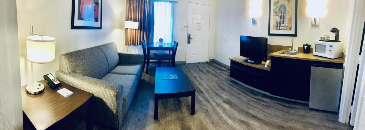 Baymont By Wyndham Tampa Near Busch Gardens Hotell Exteriör bild