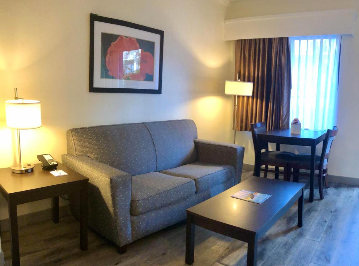 Baymont By Wyndham Tampa Near Busch Gardens Hotell Exteriör bild