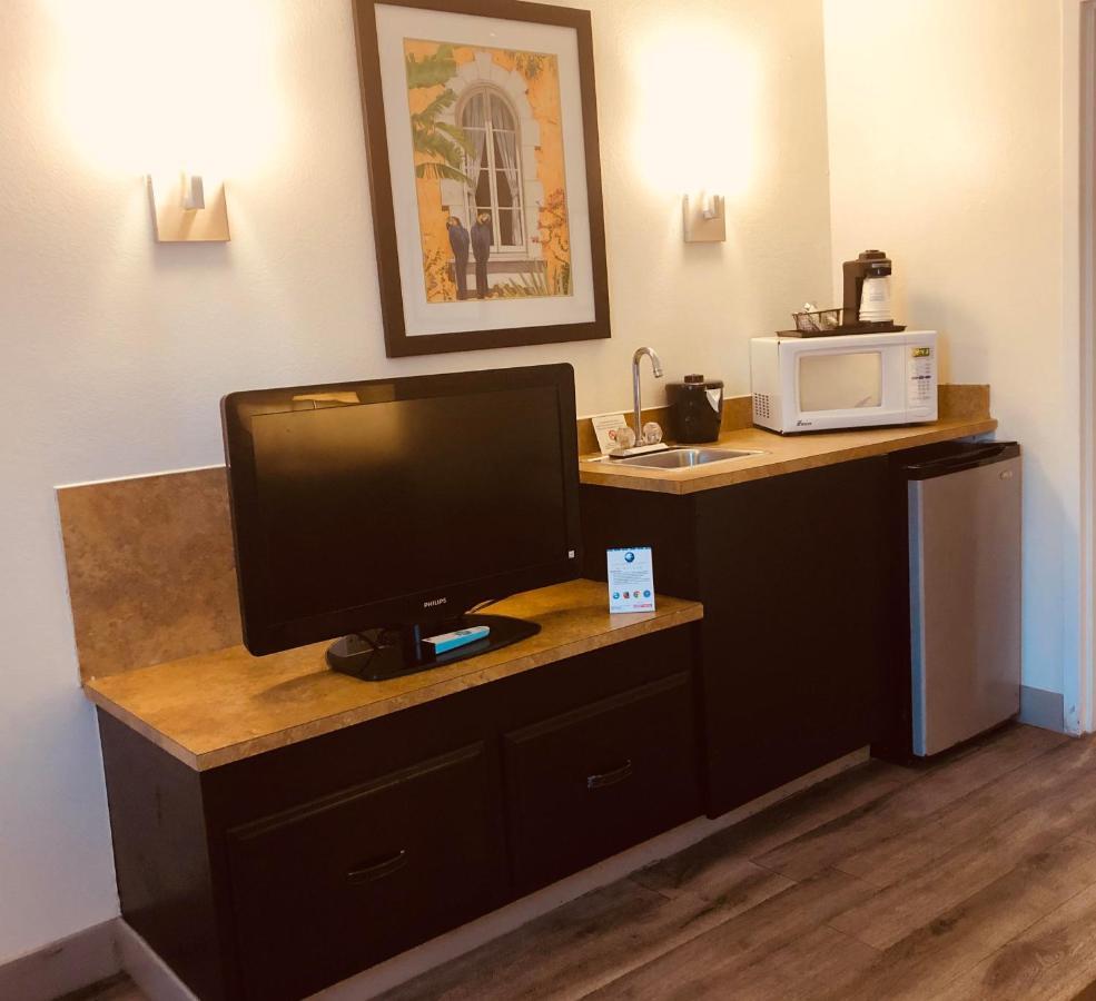 Baymont By Wyndham Tampa Near Busch Gardens Hotell Exteriör bild
