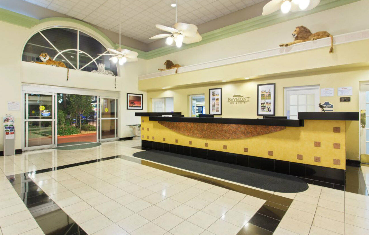 Baymont By Wyndham Tampa Near Busch Gardens Hotell Exteriör bild