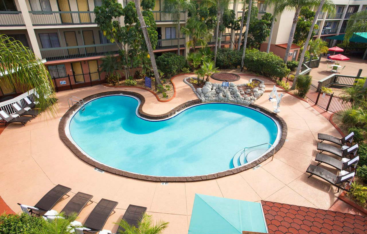 Baymont By Wyndham Tampa Near Busch Gardens Hotell Exteriör bild
